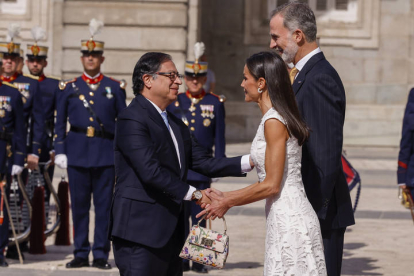 La reina Letizia lleva una dieta bastante estricta y hace mucho ejercicio, como dejan ver sus brazos, trabajados con las pesas. EFE