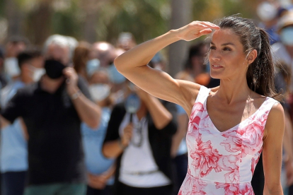 La reina Letizia lleva una dieta bastante estricta y hace mucho ejercicio, como dejan ver sus brazos, trabajados con las pesas. EFE