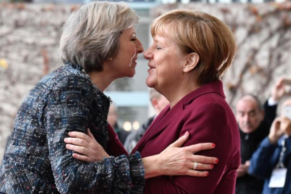 La primera ministra británica, Theresa May (izquierda) saluda a la cancillera alemana, Angela Merkel, en una imagen de archivo.