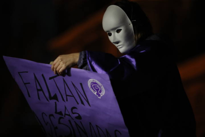 Una mujer porta el cartel "Faltan las asesinadas", durante el 8-M en León. JESÚS F SALVADORES