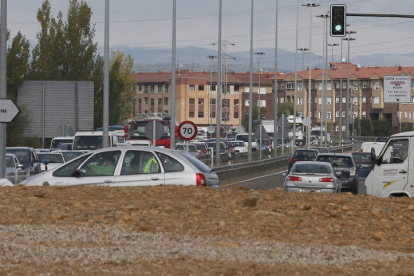 Una vista de tráfico sobre la intersección de la rotonda de la Granja, en la circunvalación de León pendiente de un proyecto de soterramiento. RAMIRO