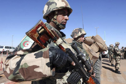 Soldados argelinos escoltan el complejo gasístico de Tiguentourine, en In Amenas, Argelia.