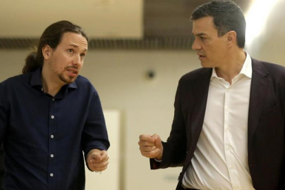 Pablo Iglesias y Pedro Sánchez, en los pasillos del Congreso