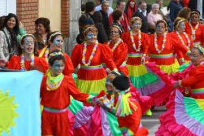 La familia Picapiedra, con su troncomóvil, derrochó humor y se llevó el primer premio para grupos de
