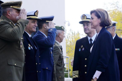 La nueva ministra de Defensa, Dolores de Cospedal, en su reunión con el mando de operaciones.