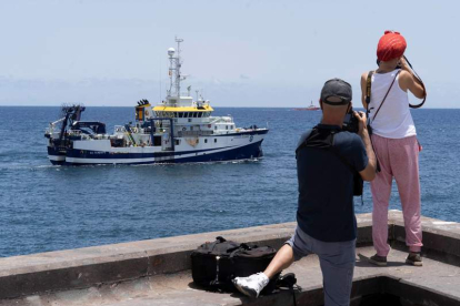 El buque reanudó la búsqueda de la niña y del padre en Tenerife. MIGUEL BARRETO