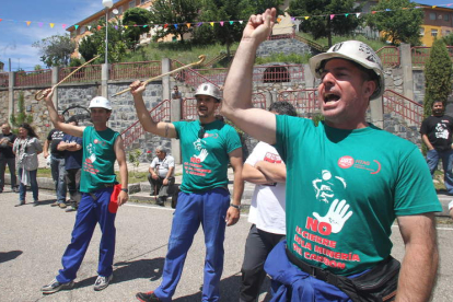Belarmino Bernárdez, minero del pozo de Santa Cruz arenga con el puño en alto a sus compañeros y a los vecinos de Tremor de Arriba al término de la primera etapa.