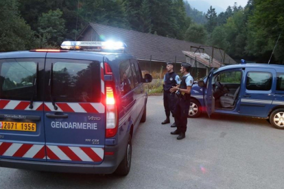 La policía francesa custodia el acceso al escenario del crimen de una familia en los Alpes el 5 de septiembre del 2012