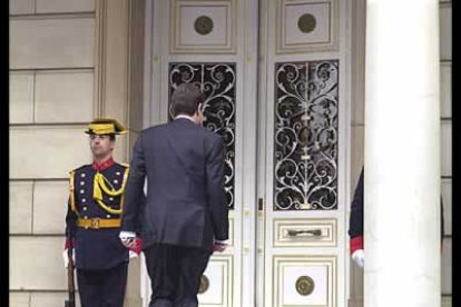 Zapatero se trasladó hasta el Palacio de la Moncloa junto al que será secretario general de la Presidencia, Nicolás Martínez Fresno.