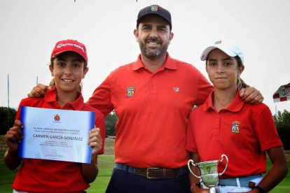 Las gemelas Carmen y Cristina García junto a su entrenador, el golfista Jorge García. DL