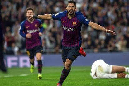 Luis Suárez marcó dos goles, el tercero lo hizo Varane en propia puerta, para llevar al Barcelona a una nueva final, a pesar de que el Madrid dominó en la primera parte. KIKO HUESCA