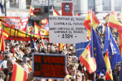Manifestación convocada por la derecha contra la amnistía a los independentistas catalanes. MARISCAL / AGENCIA EFE