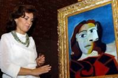 La ministra de Cultura junto a la nueva adquisición del Reina Sofía
