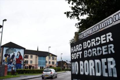 Un cartel con la leyenda Frontera dura, frontera blanda, ninguna frontera en Londonderry, en Irlanda del Norte.