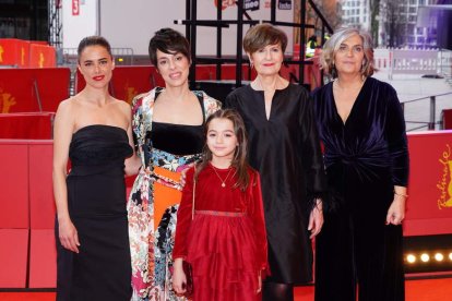 El equipo de ‘20.000 especies de abejas’, ayer en la Berlinale. CLEMENS BILAN