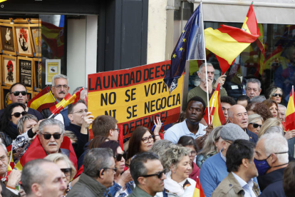 Manifestación convocada por la derecha contra la amnistía a los independentistas catalanes. MARISCAL / AGENCIA EFE