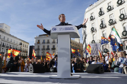 El líder del PP Alberto Núñez-Feijóo durante su intervención en la manifestación. MARISCAL / AGENCIA EFE