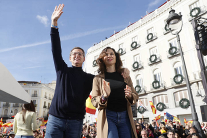 El líder del PP Alberto Núñez-Feijóo y Ayuso durante su intervención en la manifestación. MARISCAL / AGENCIA EFE