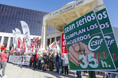 Concentración frente a la delegación territorial de la Junta en León, convocada por CSIF, CCOO y UGT, en defensa de la jornada de 35 horas