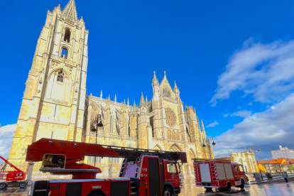 Bomberos de León ponen a punto toda la red para prevenir incendios en la zona más antigua de la ciudad de León. BOMBEROS DE LEÓN