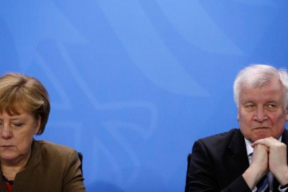 La cancillera Merkel y el ministro de Interior, en una imagen de archivo.