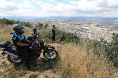 Policías en el monte Pajariel. L. DE LA MATA