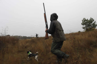 Un cazador con su perro en la campaña pasada de caza menor en la provincia leonesa. JESÚS F. SALVADORES