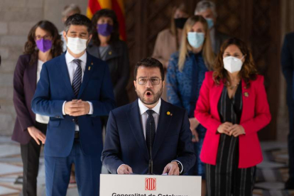 El nuevo presidente de la Generalitat, Pere Aragonès, acompañado por todo su gabinete. E. FONTCUBERTA