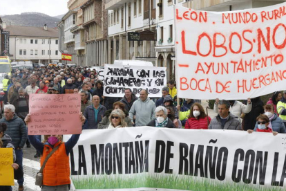 La Montaña de Riaño se manifestó el pasado abril contra la inclusión del lobo en el Lespre. MARCIANO PÉREZ