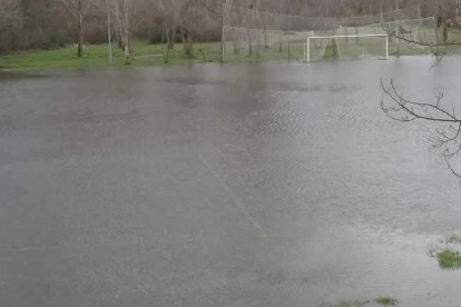 El campo de fútbol de Carrizo, anegado por el agua. DL.