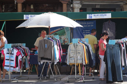 Algunos compradores miran las oportunidades que saca a la calle la Feria del Stock.