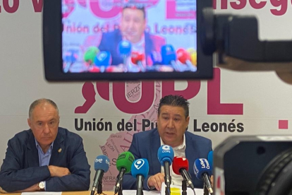 López Sendino y Luis Mariano Santos, en la rueda de prensa que han ofrecido esta mañana. RAMIRO