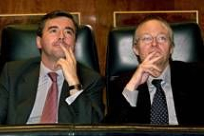 Fotografía de archivo de Ángel Acebes y Josep Piqué, durante una sesión del Congreso