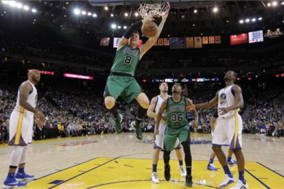 Jerebko, de los Celtics, hace un mate en el partido ante los Warriors en el Oracle.