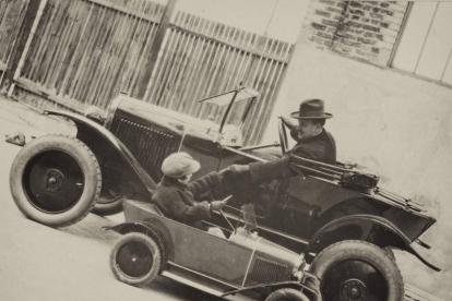 André Citroën a bordo de su peculiar 5CV, un automóvil que rompió moldes, junto al miniaturizado ‘alter ego’. CT