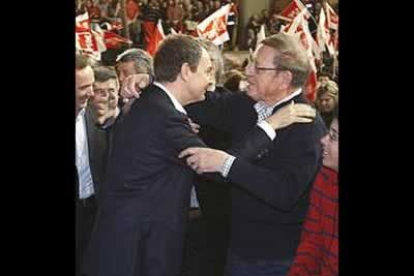 La llegada de Zapatero y de sus candidatos levantó a los 7.000, entre ellos su padre. Le besó dos veces.