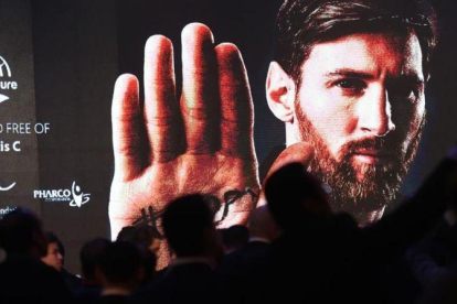 Un cartel con la imagen de Messi en la gala benéfica de El Cairo, este martes.