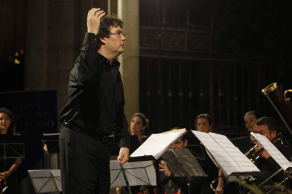 El director asturiano Raúl Mallavibarrena en un concierto de Música Ficta en la Catedral de León.