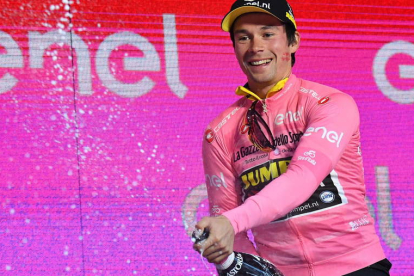 Primoz Roglic (Jumbo) luce la primera maglia rosa de la 102 edición del Giro. ALESSANDRO DI MEO