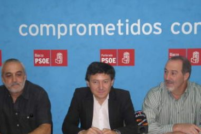 Antonio Vega, Samuel Folgueral y Aníbal Fernández, ayer en la sede del PSOE ponferradino.