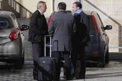 El fiscal charla con los dos peritos del Banco de España a la salida de los juzgados.
