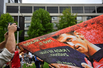 Una pancarta de apoyo a Djokovic delante del hotel de Melbourne en el que está alojado. CARRETT