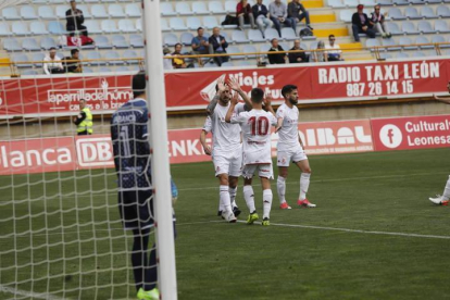 Los jugadores de la Cultural celebran uno de sus goles