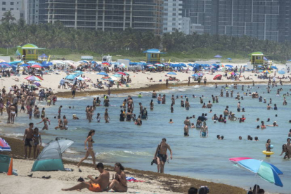Cientos de personas se bañan en Miami Beach, Florida. . CRISTÓBAL HERRERA