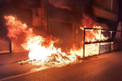 En la calle Dos de Mayo, después de que alguien prendiera fuego a un contenedor de papel, las llamas se propagaron a una terraza en la calle. DL