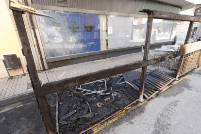 Parte de la terraza de calle de La Lonja ardió al estar cerca de un contenedor de papel quemado. L. DE LA MATA