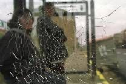 Cristal de una marquesina de autobuses destrozada durante una noche de vandalismo