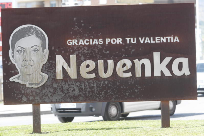 La placa en homenaje de Nevenka apareció rociada con ácido. L. DE LA MATA