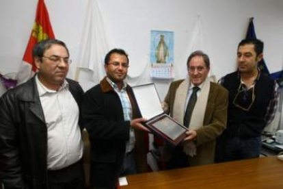 Damián Tascón recibió una placa de manos de varios miembros de Bierzo Natura.
