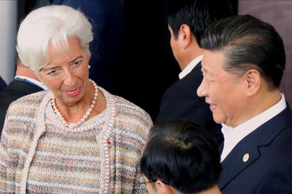 El presidente de China, Xi Jinping, charla con la directora del FMI, Christine Lagarde.